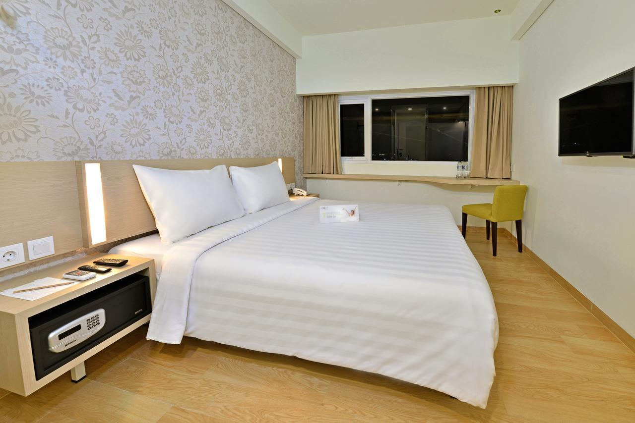 Whiz Prime Hotel Sudirman Cilacap Exterior foto